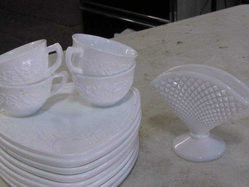 lot 75 image: Milk Glass