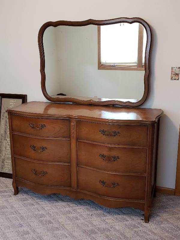 lot 3 image: Vintage Bassett Serpentine Dresser