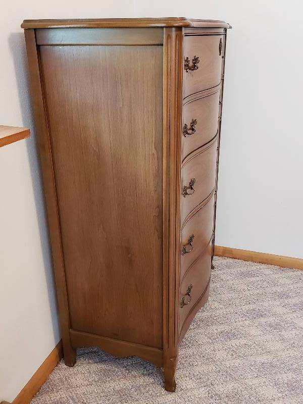 lot 4 image: Vintage Bassett Serpentine Tall Boy Dresser