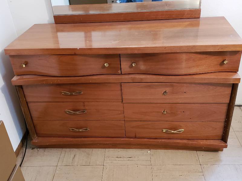 lot 26 image: Vintage Mid Century Bassett Dresser