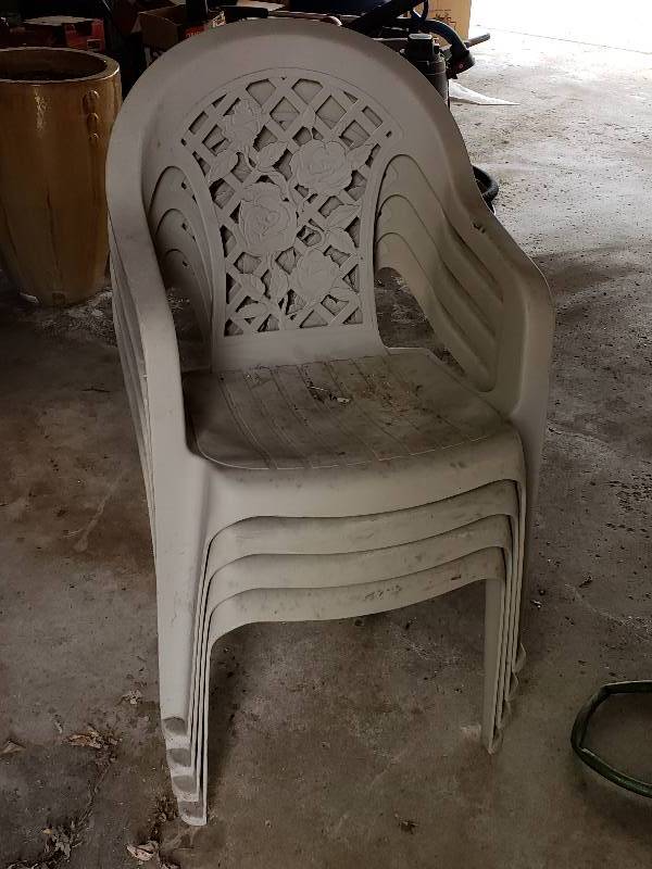 lot 70 image: (4) Plastic Lawn  Garden Chairs