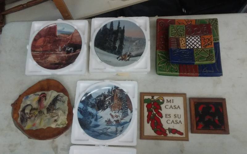 lot 5 image: 3-Collector Plates