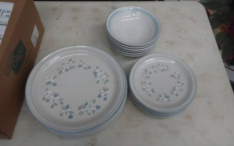 lot 8 image: Service For 6 Chantilly Stone Ware