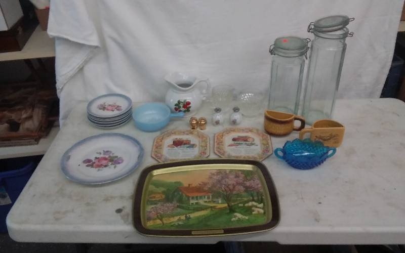 lot 13 image: Vintage Bavaria Plates