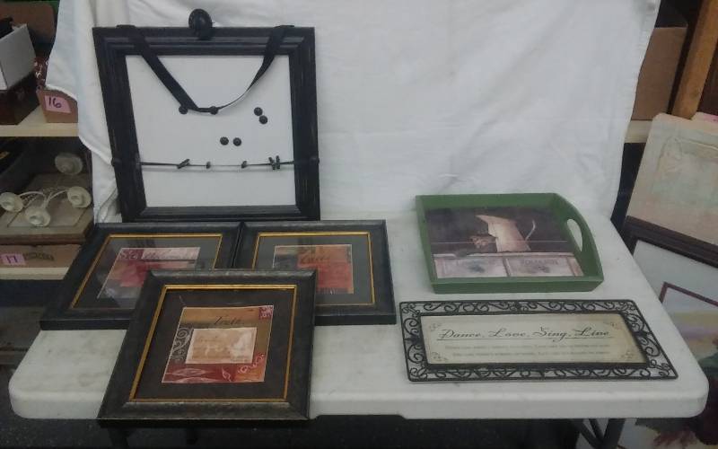 lot 30 image: Lot Of Wall Decor
