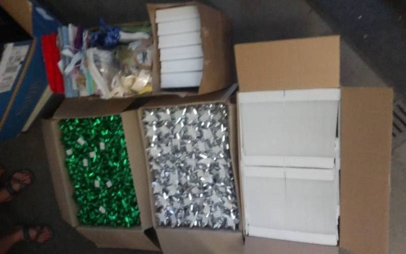 lot 37 image: 100 Gift Boxes 8-12 X 11-12, 500 Bows, Assorted Bags