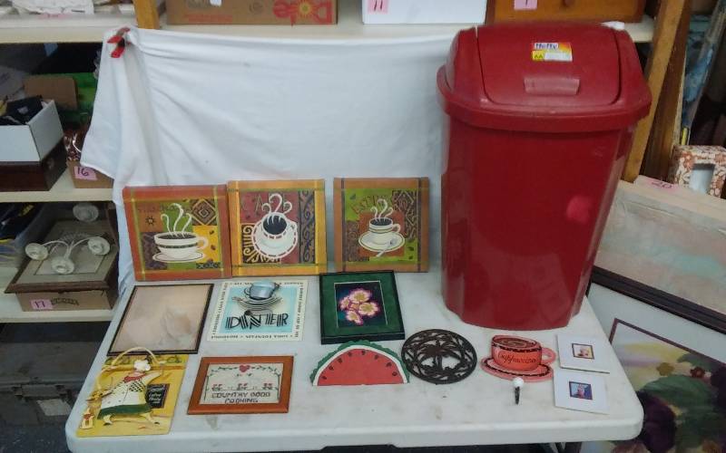 lot 44 image: Kitchen Trash Can, Wall Decor
