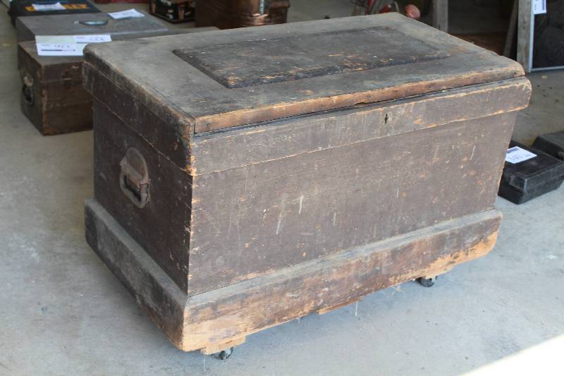 lot 324 image: Wood Tool Box