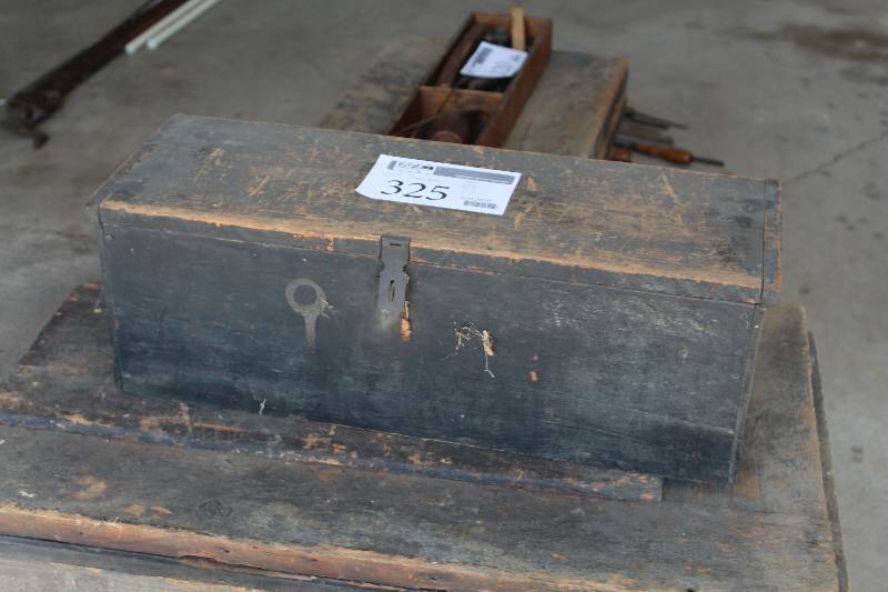 lot 325 image: Wood Tool Box