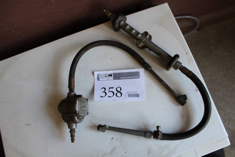 lot 358 image: Lot of (2) Air Tools - Nelson Automatic Inflator, Acme Air Line Gauge