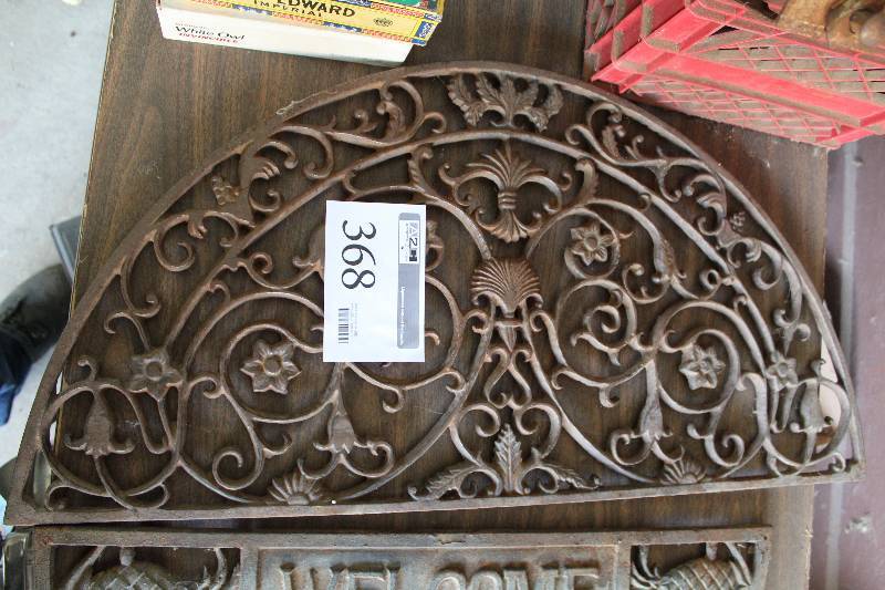 lot 368 image: Decorative Arch