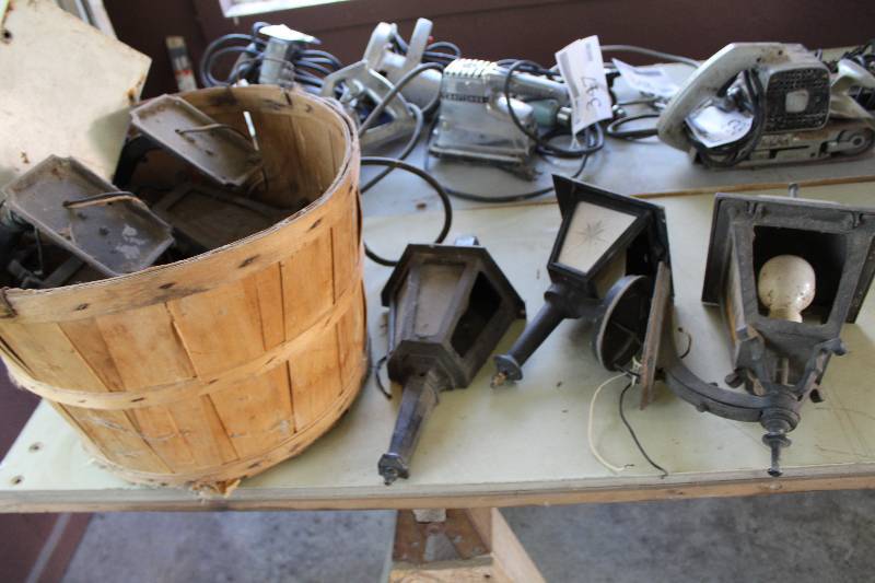 lot 333 image: House Exterior Lights