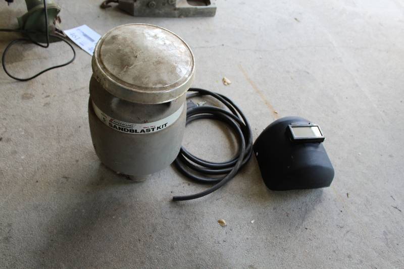 lot 460 image: Speedaire 5-Gallon WetDry Sandblast Kit w Hose, Mask