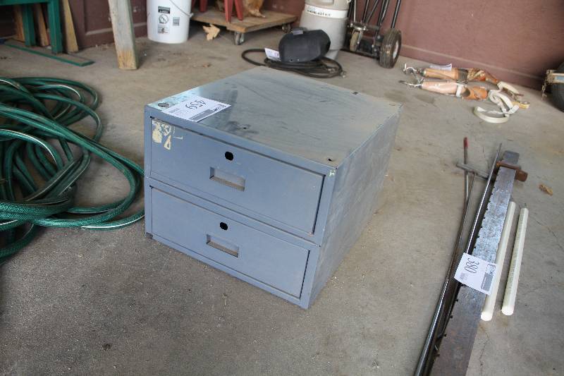 lot 459 image: 2-Drawer Metal File Cabinet