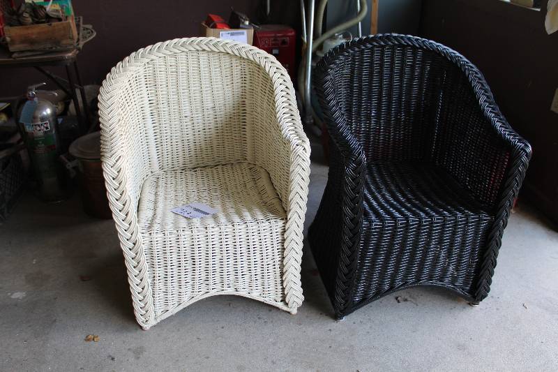 lot 713 image: Lot of (2) Wicker Chairs