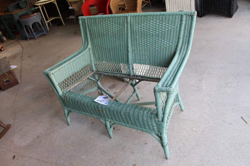 lot 697 image: Wicker Love Seat wo Cushions