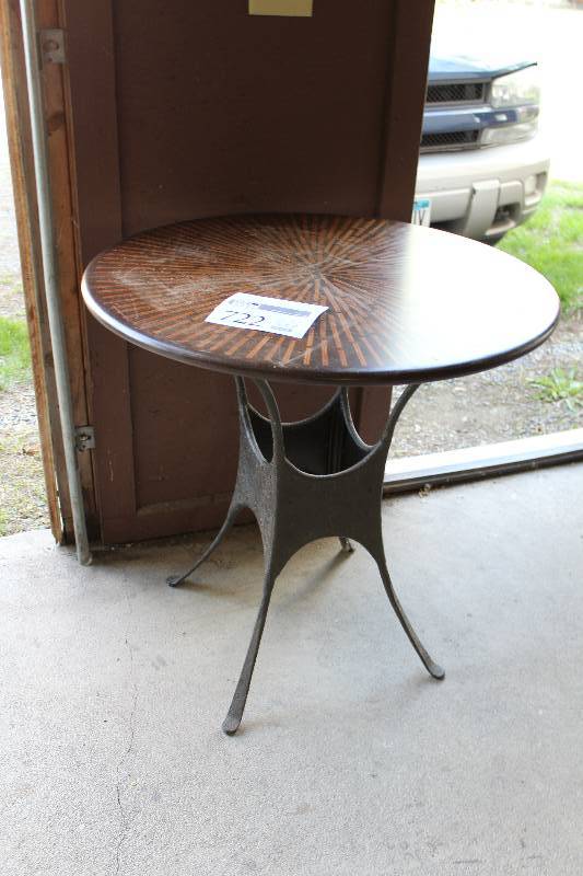 lot 722 image: Table