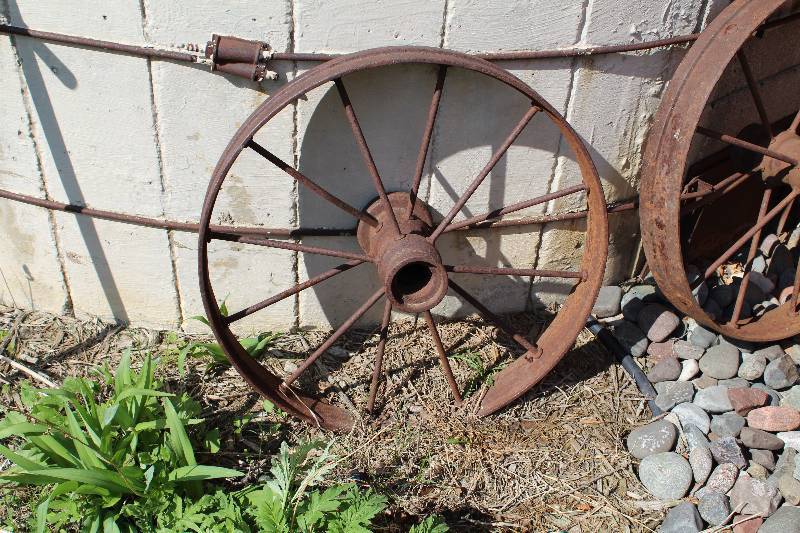 lot 386 image: 36in. Metal Wagon Wheel