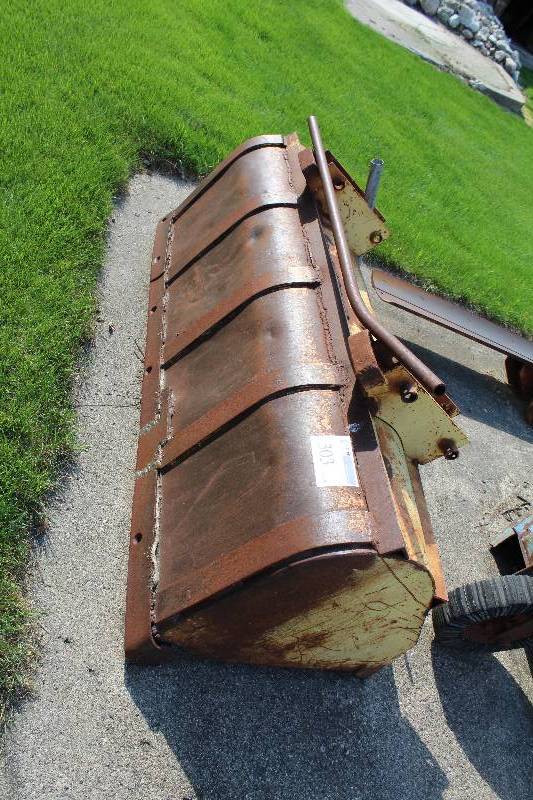 lot 303 image: Tractor Bucket Attachment