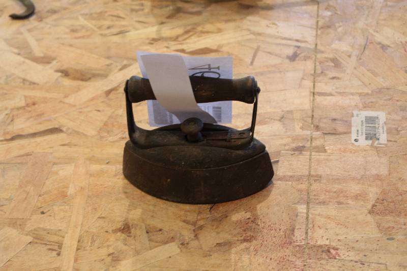 lot 469 image: Clothes Iron, Vintage