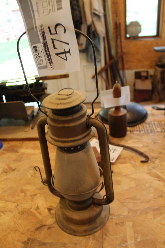 lot 475 image: Camping Lantern