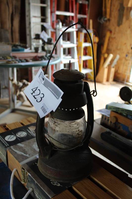 lot 423 image: Dietz D-Lite Lantern