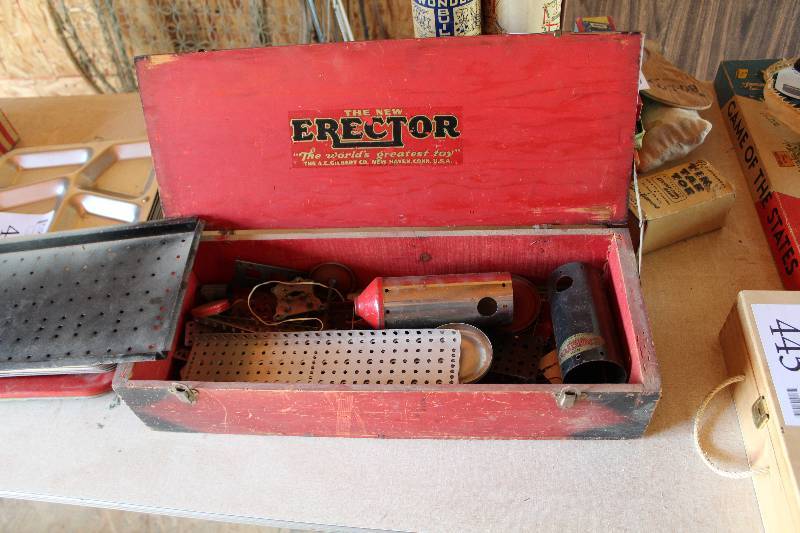 lot 443 image: Erector Set w Case