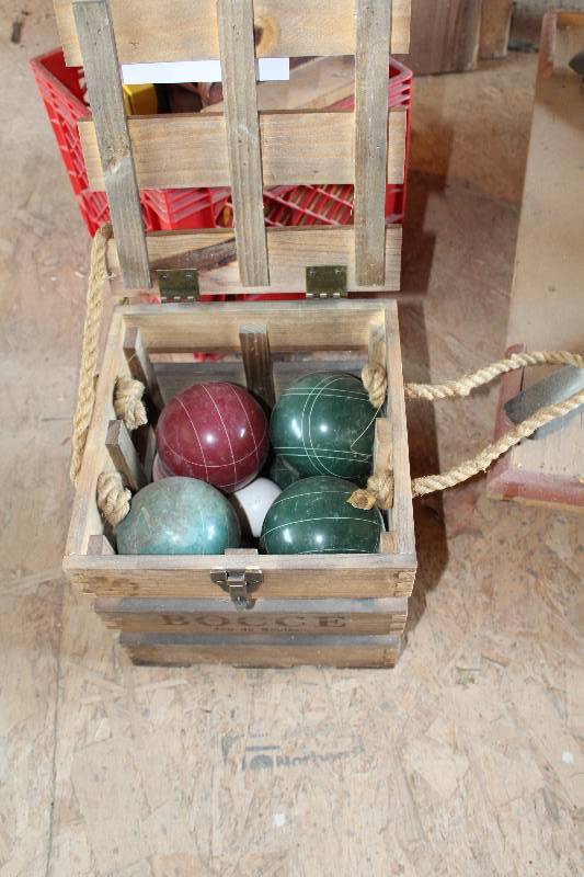 lot 417 image: Bocce Ball Set w Carry Case