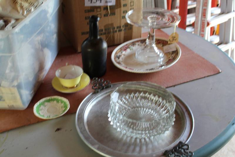 lot 415 image: Glass Serving Bowls, Glass Serving Plates, Decorative Serving Tray, Saucers, Cup, Jug