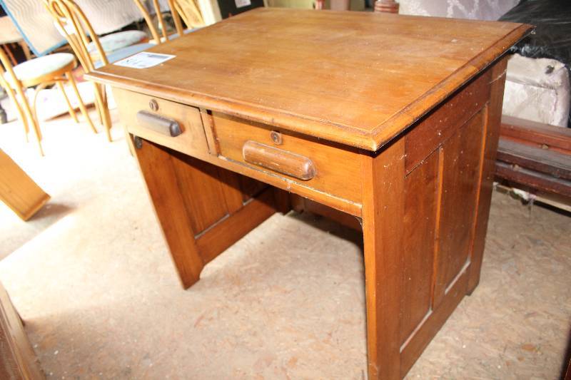 lot 814 image: 2-Drawer Wood Dresser Table