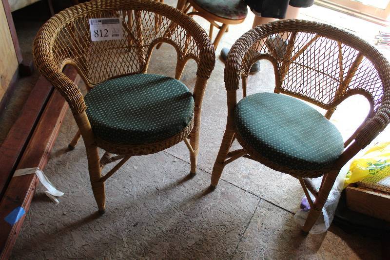 lot 812 image: Lot of (2) Wicker Chairs w Green Seat Pads