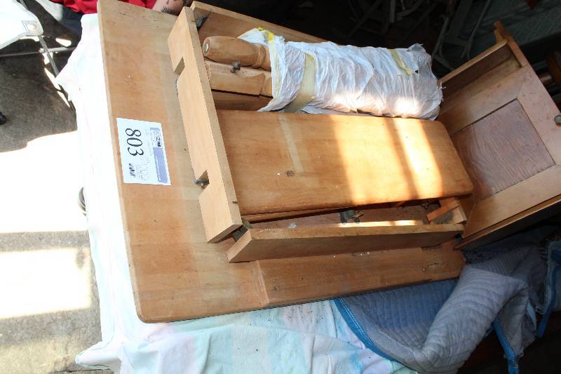 lot 803 image: Table