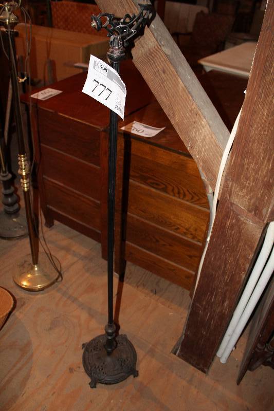 lot 777 image: Floor Lamp