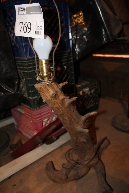 lot 769 image: Wood Trunk Base Table Lamp