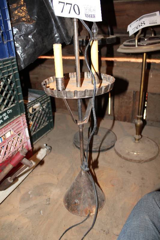 lot 770 image: 2-Lamp Table Lamp