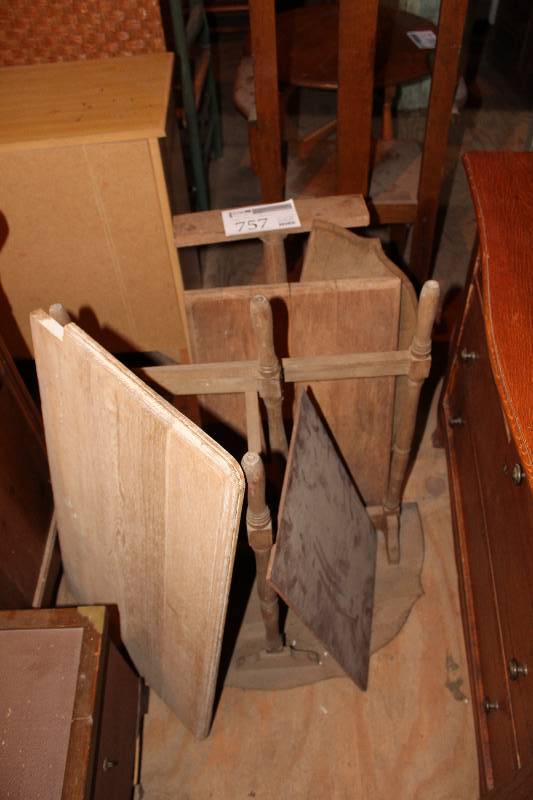 lot 757 image: Table