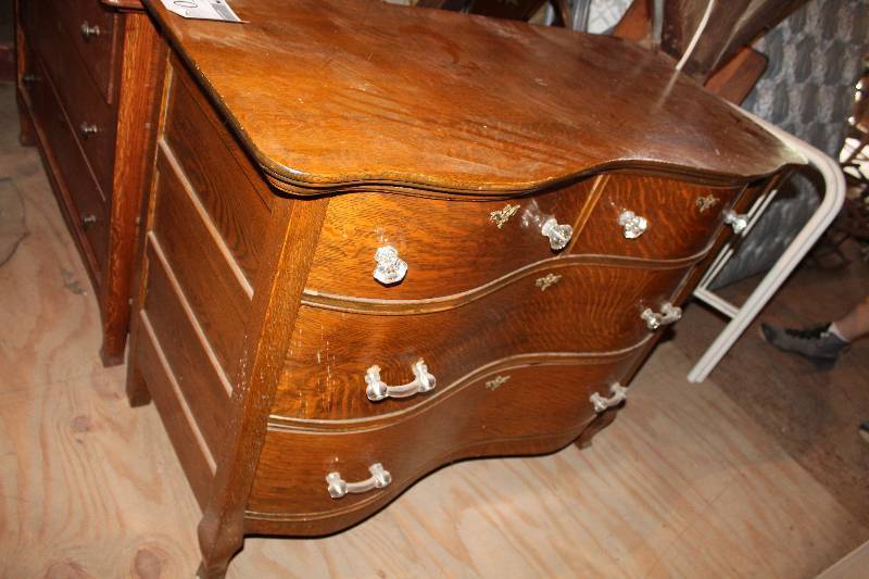 lot 760 image: 4-Drawer Wood Dresser