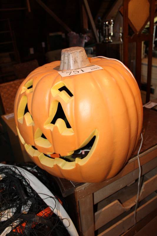 lot 751 image: Light-up Pumpkin Dcor