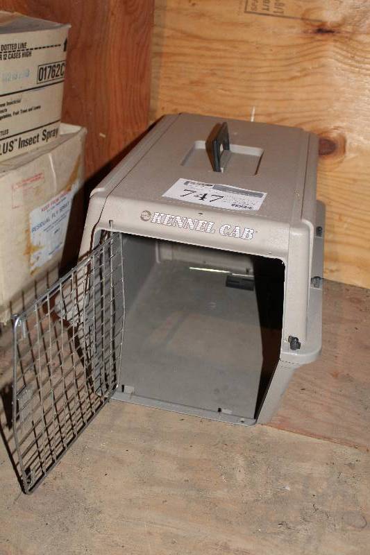 lot 747 image: Pet Kennel