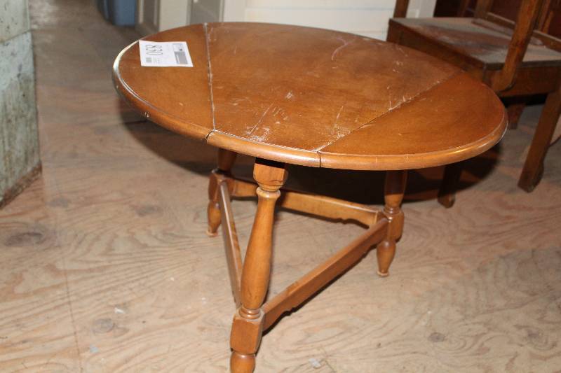 lot 830 image: 3-Leg Round Wood Table