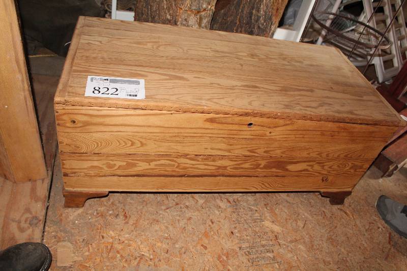lot 822 image: Chest