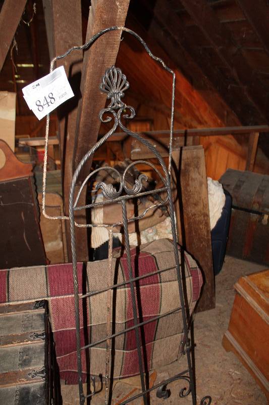 lot 848 image: Lot of (2) Lawn Dcor