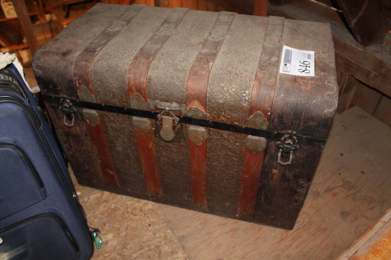 lot 846 image: Trunk
