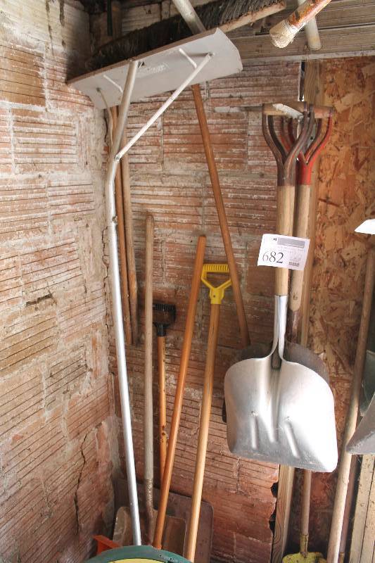 lot 682 image: Yard Tools - Shovels, Snow Shovels, Spades, And More