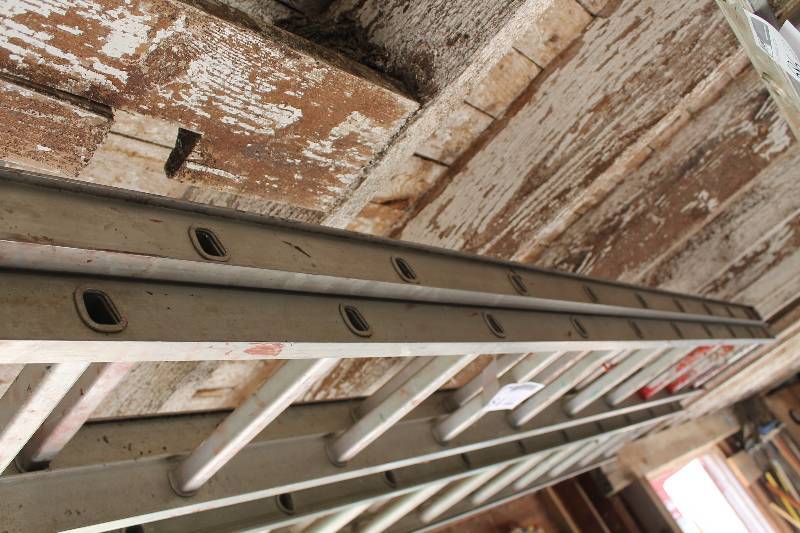 lot 684 image: 14ft. Aluminum Extension Ladder