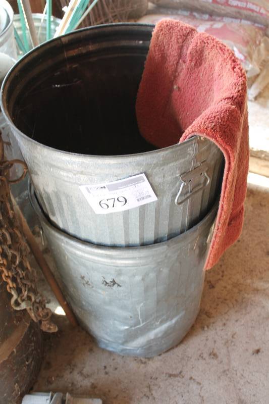 lot 679 image: Lot of (4) Aluminum Trash Cans w Lids