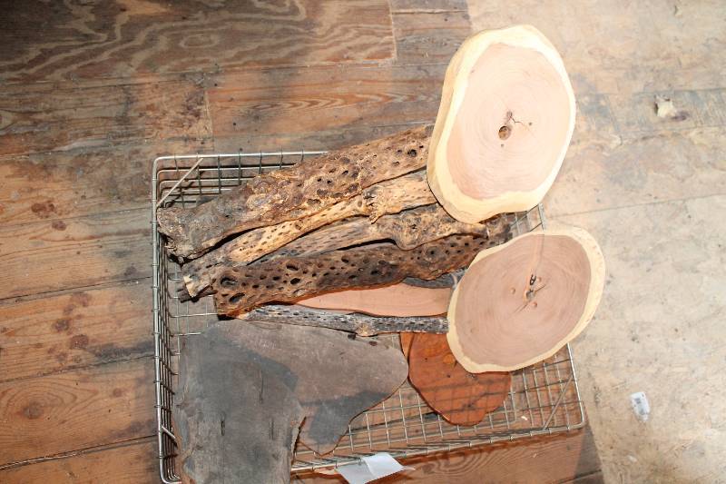 lot 582 image: Wood Trunk and Cross Section Pieces
