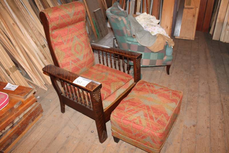 lot 561 image: Recliner Chair w Foot Rest