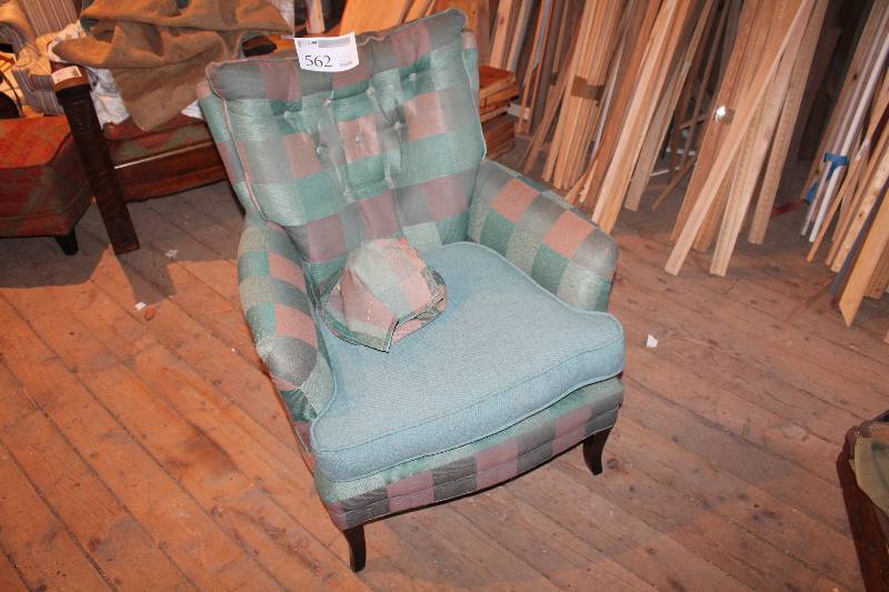 lot 562 image: Living Room Chair