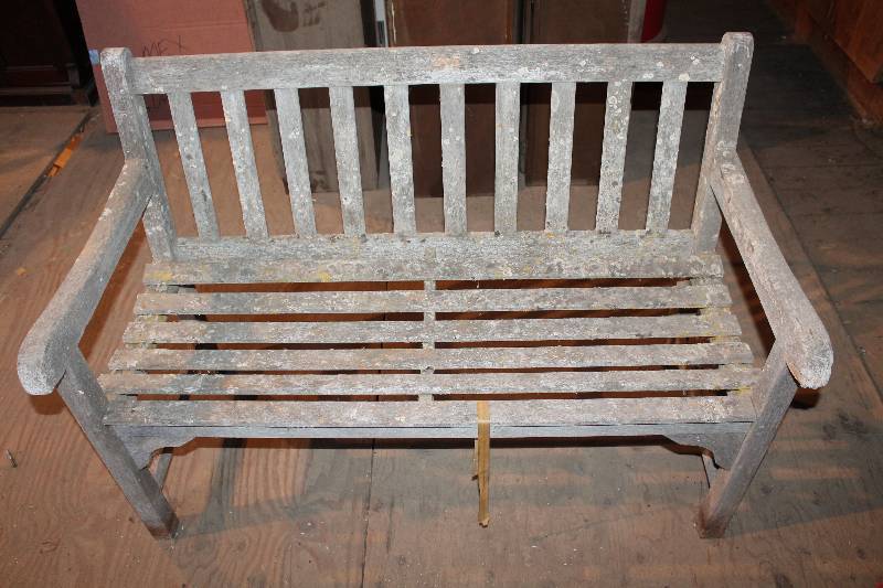 lot 594 image: Wood Bench